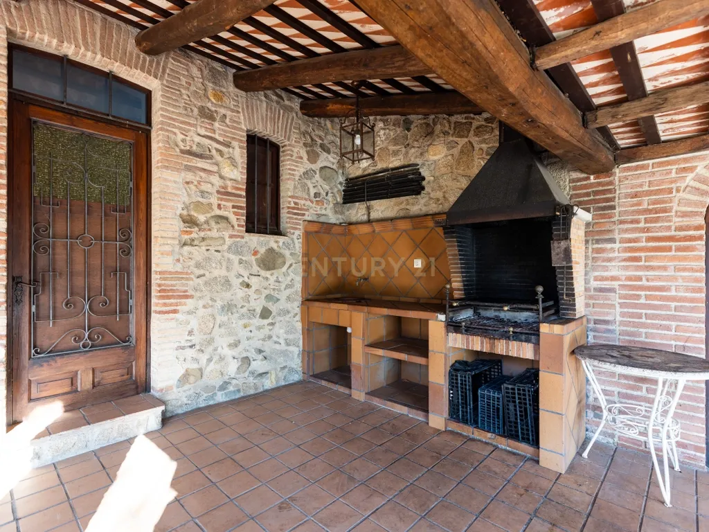 MASIA CATALANA EN VENDA A LLAGOSTERA – MÉS DE 7 HECTÀREES DE TERRENY, LLICÈNCIA TURÍSTICA, PISCINA I CAMP DE FUTBOL - Image 28