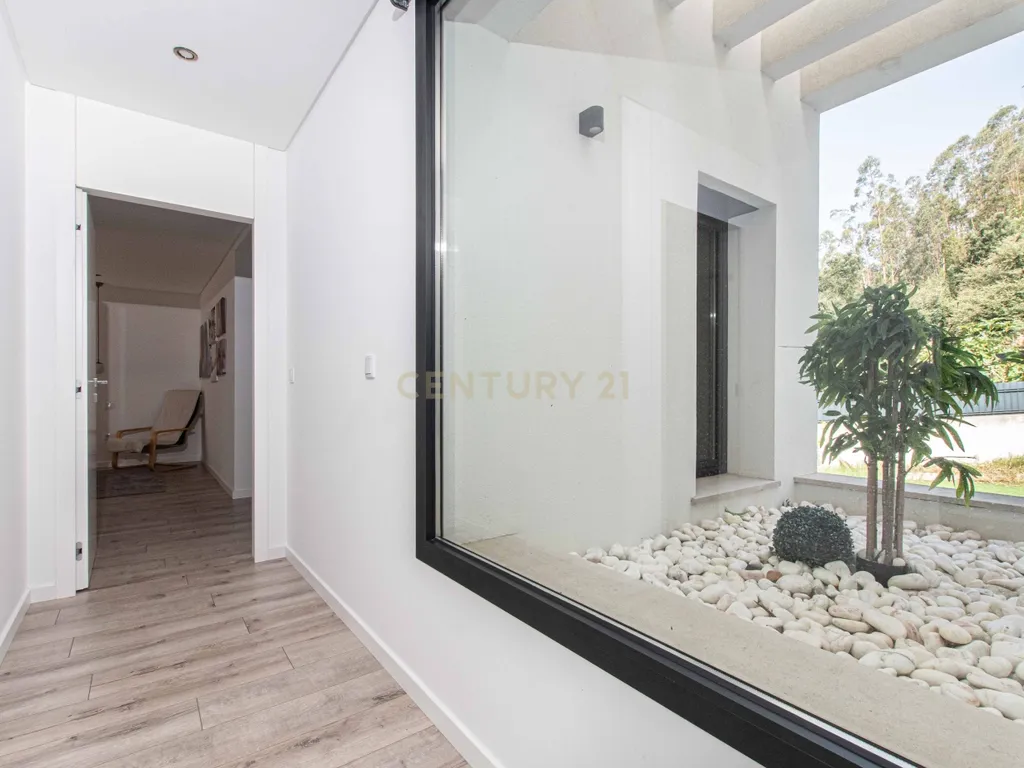 Moradia T4 semi-nova com Piscina, Garagem + Parcela de Terreno Rústico e Vista Serra | Salgueiro, Pombal - Image 17