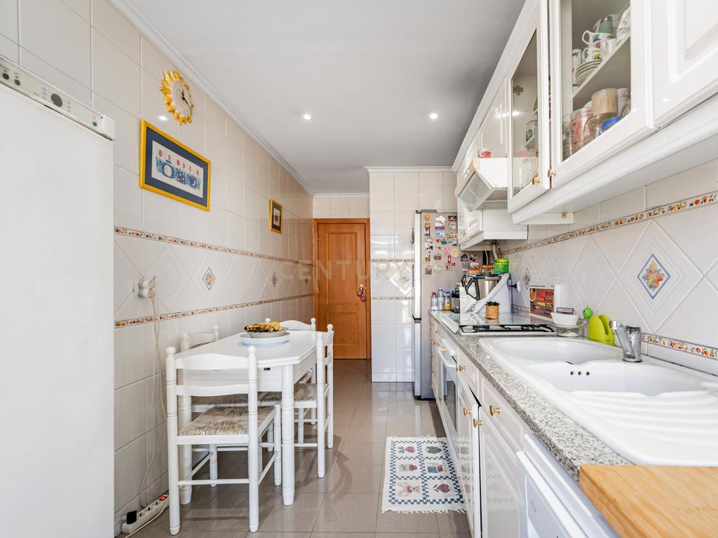 Apartamento T3 com Vista desafogada e parqueamento, no Feijó - Almada - Image 16