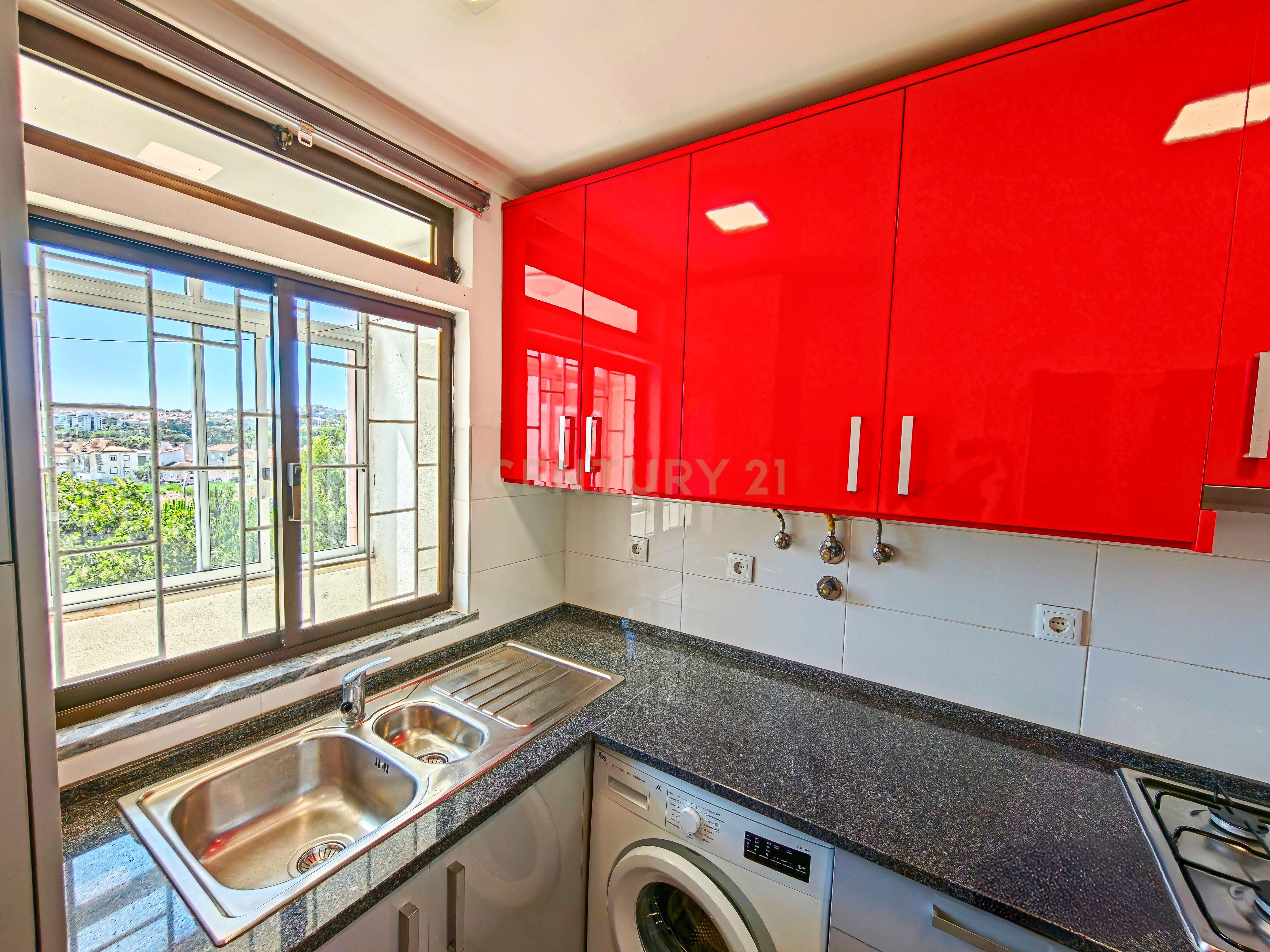 Fotografia 7 de T2 Duplex Remodelado com Espaço Extra no Sótão em Benfica