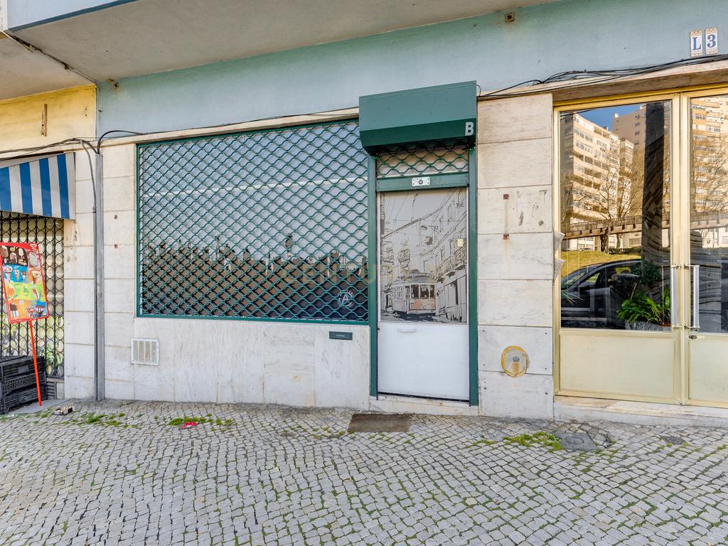 Loja no Lumiar, na Calçada de Carriche com 60 m2 num só piso - Image 1