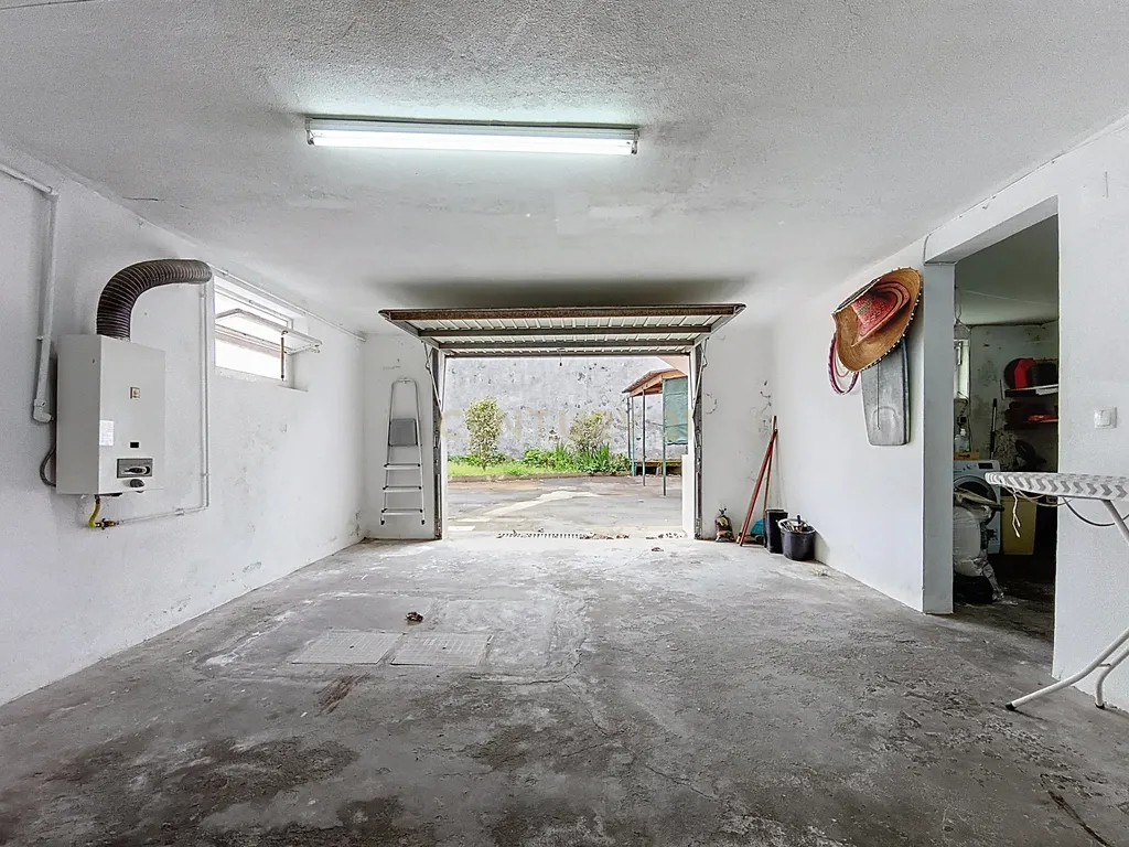 Casa Espetacular em Ponta Delgada com Jardim e Garagem - Image 20