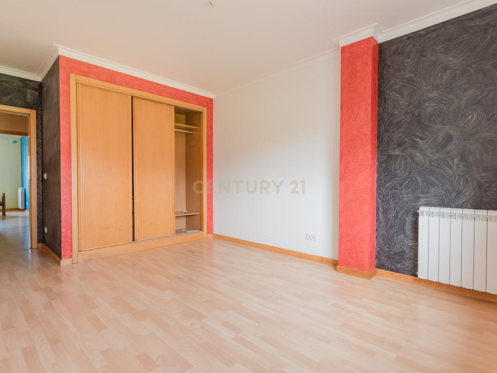 Apartamento T3 com áreas extraordinárias, garagem para 2 carros e perto da praia! - Image 25