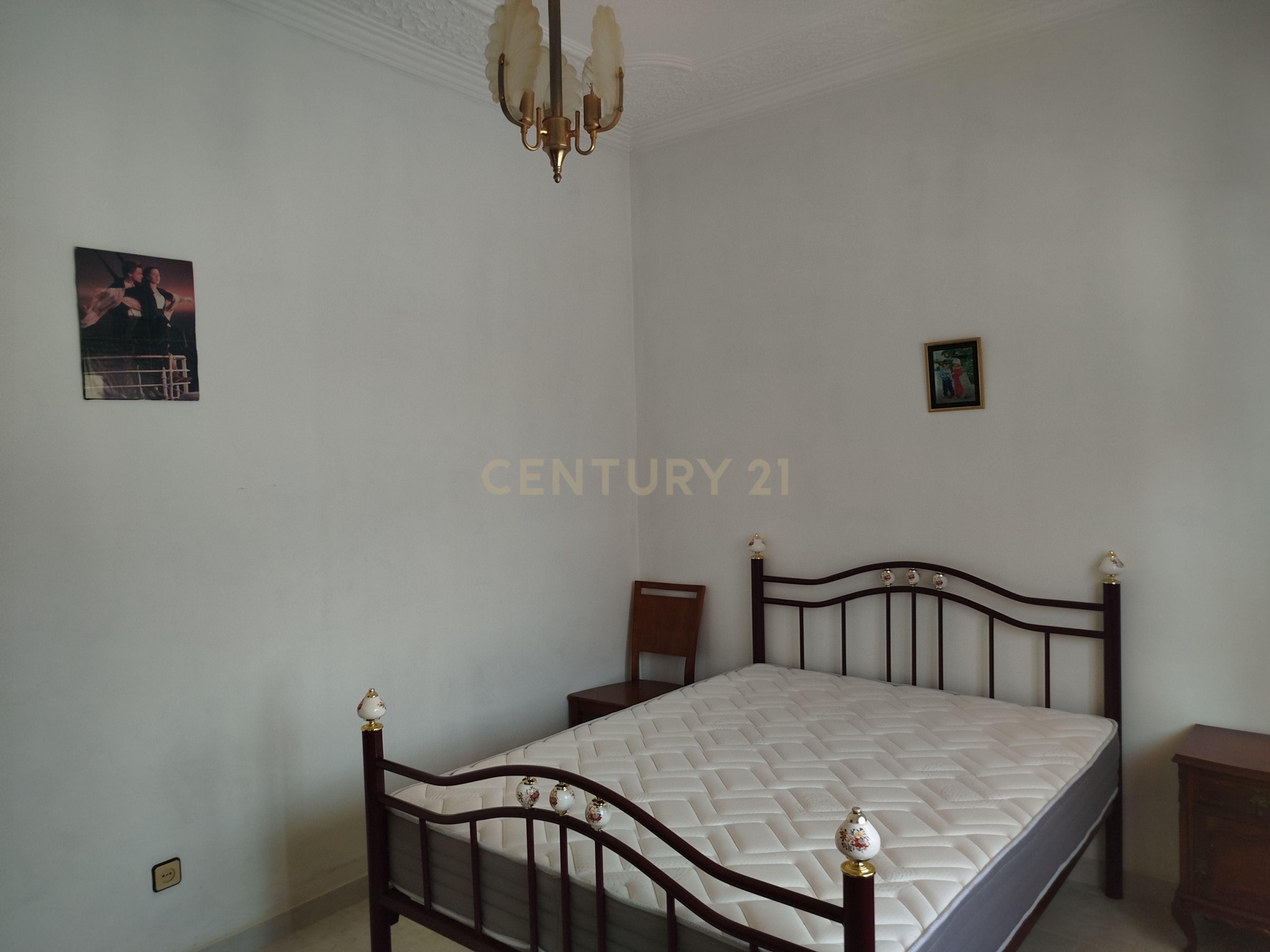 Fotografia 3 de Moradia independente de 2 pisos (2xT3) com garagem | São João da Talha | para remodelar