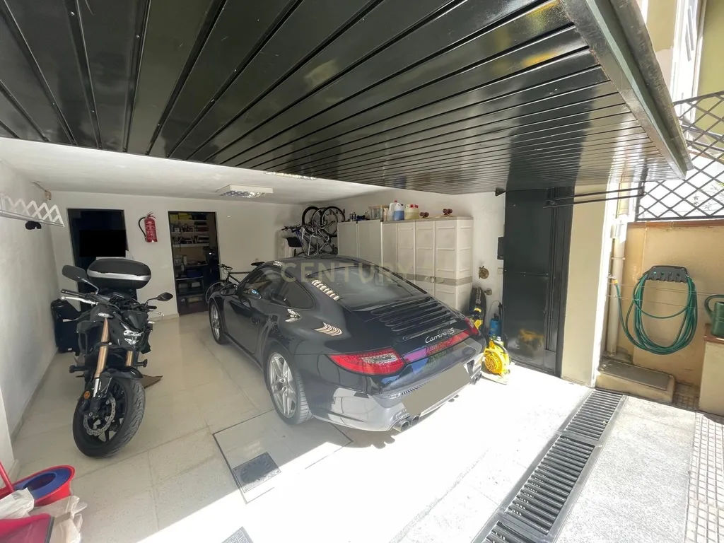 Luxuosa Moradia Renovada em Madrid com Vista para a Cidade - Image 33