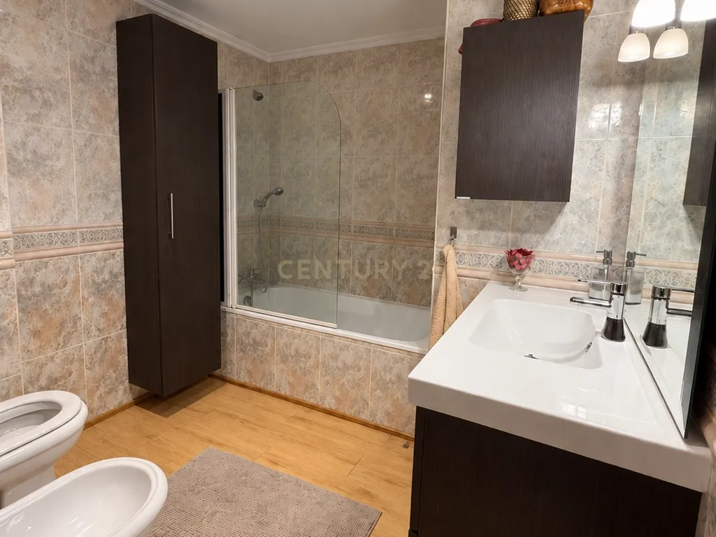T2+1 com Sótão Totalmente Aproveitado, Varandas e Vista Desafogada para o Lago | Sobreda - Image 13