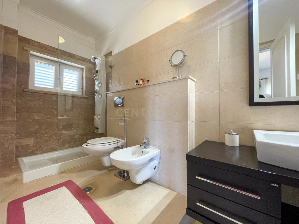 Moradia T5 com Piscina na Marisol - Almada - Image 10