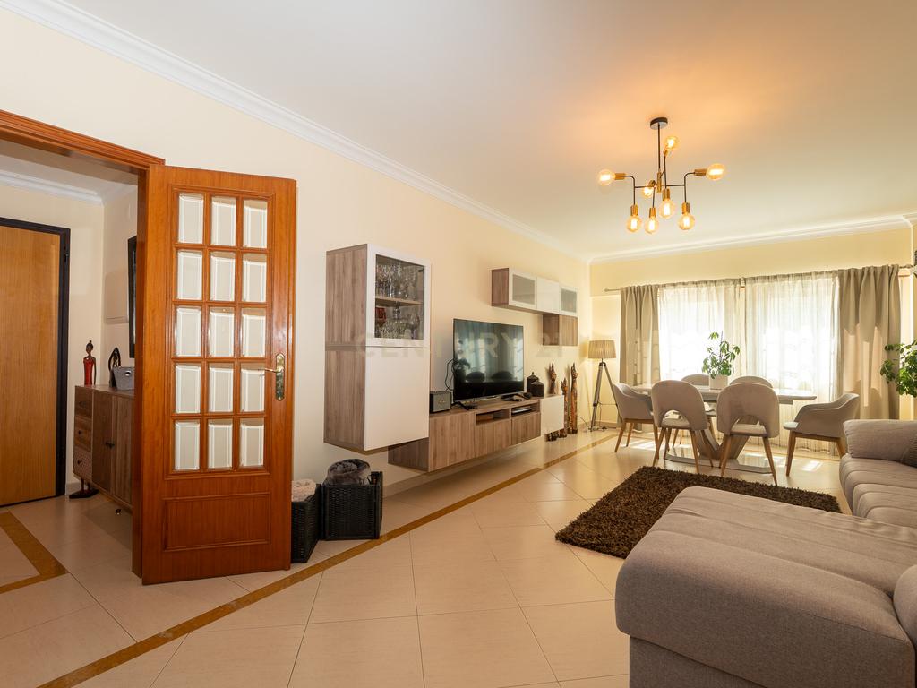 ** ESPECTACULAR APARTAMENTO NO CENTRO DE MAFRA, COM PARQUEAMENTO ** - Image 2