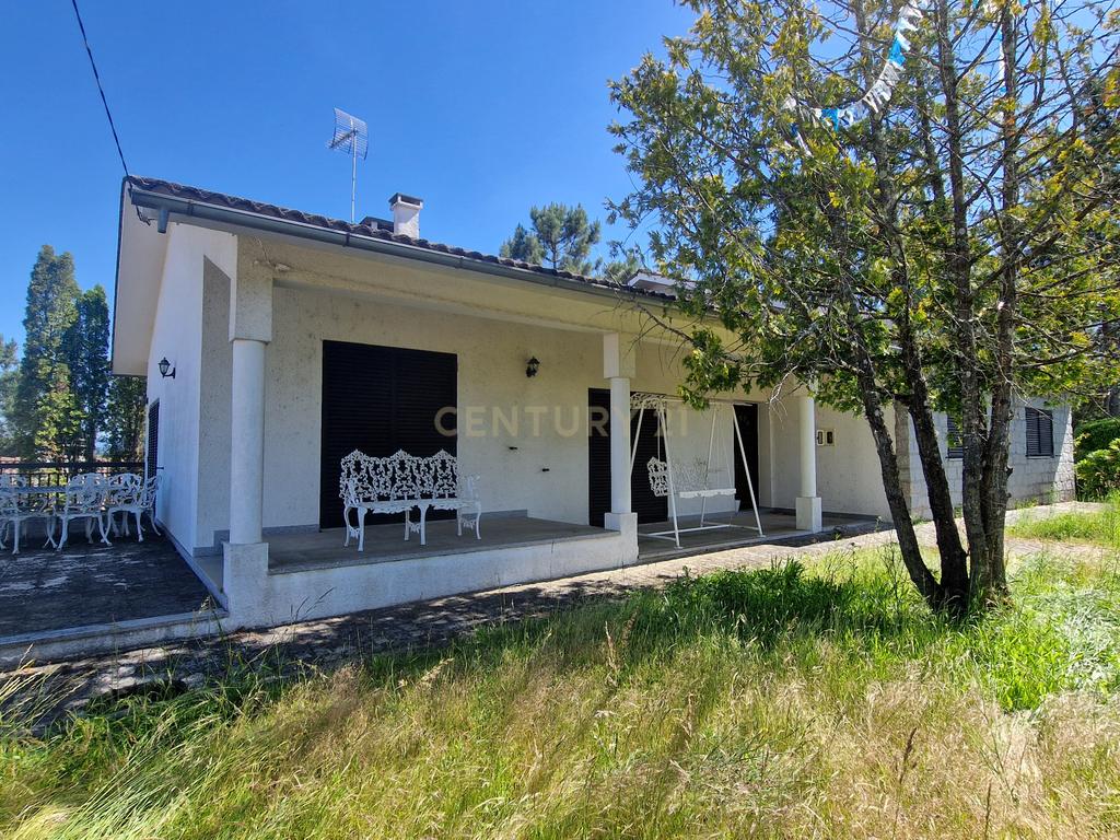 Moradia térrea com piscina e jardim próxima da cidade de Viseu - Image 1