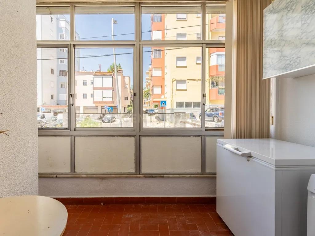 Quarto 2 - Em Apartamento com mais 2 quartos - junto a Urb. Vila Chã (Amadora) - Image 8