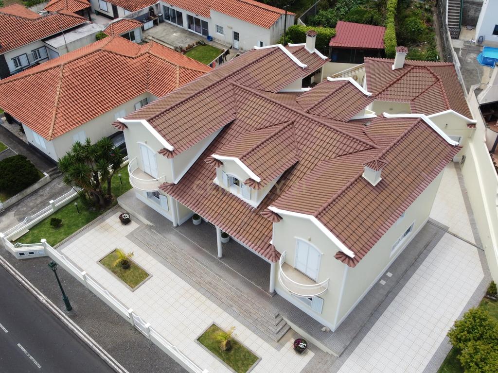 Moradia de Assinatura no Concelho do Nordeste – Exclusividade, Luz e Vistas - Image 64