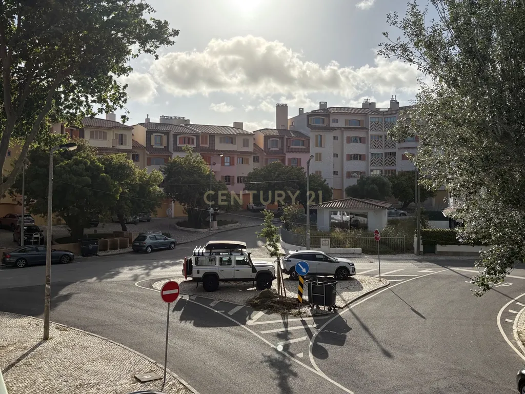 T2 remodelado com garagem em Cascais - Image 27