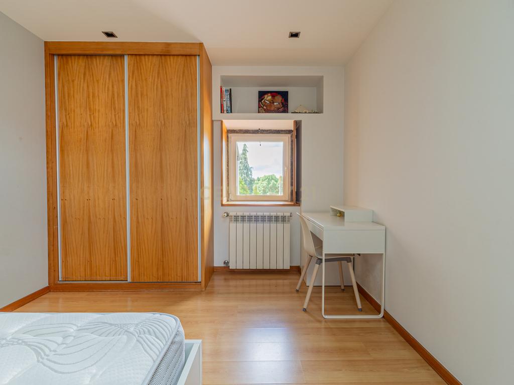 T5 com 3 Suites e Terreno com Rio | Natureza, Espaço e Conforto - Image 37