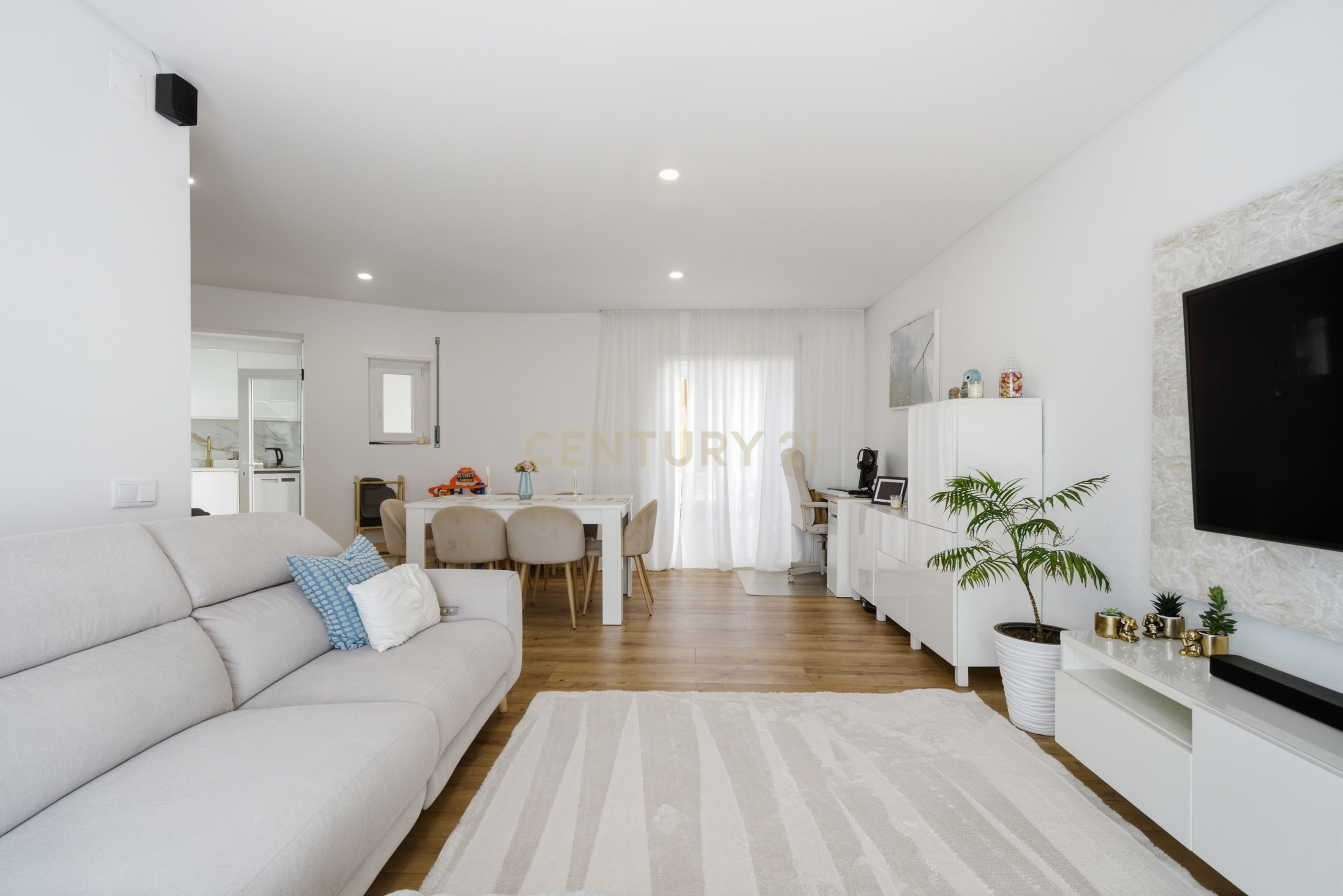 Fotografia 5 de Moradia T3+1 Totalmente Remodelada  em 2026 com Piscina, Painéis Solares e Vista de Campo | Sendieira