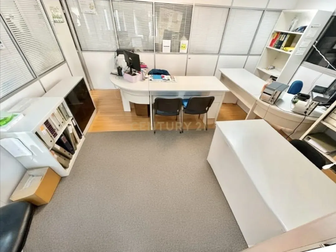Armazém Industrial na praceta Emídio Santana, 11 Casal do Marco, valor negociável com ou sem o recheio do imóvel - Image 8