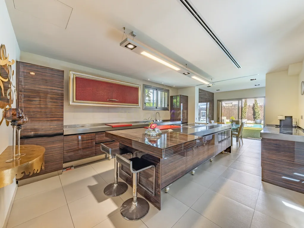 Villa de Design em Segunda Linha de Mar em Sitges com Mobiliário de Marcas de Luxo - Image 18