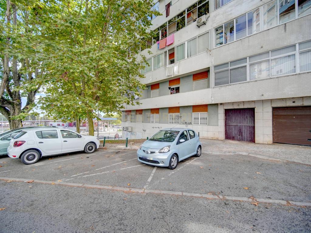 Apartamento T3 em Monte Abrãao: Localização e envolvente Privilegiadas - Image 21