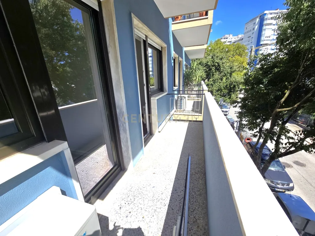 Apartamento T3 totalmente remodelado em Almada - Image 21