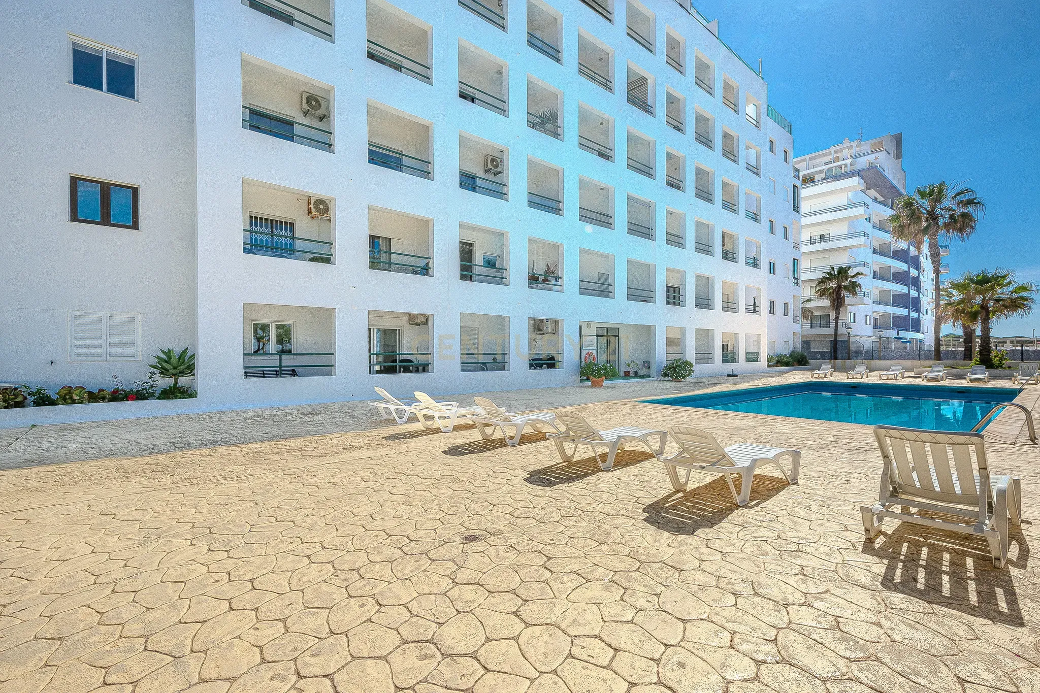 Apartamento T2 com Vista Mar na Primeira Linha de Praia – Quarteira - Image 23