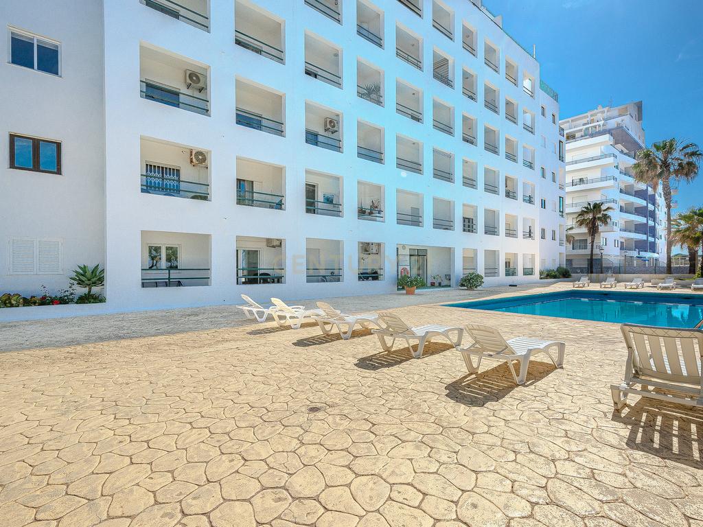 Apartamento T2 com Vista Mar na Primeira Linha de Praia – Quarteira - Image 23