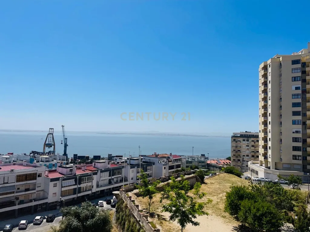 Apartamento Renovado com Vista Rio em Lisboa - Image 2