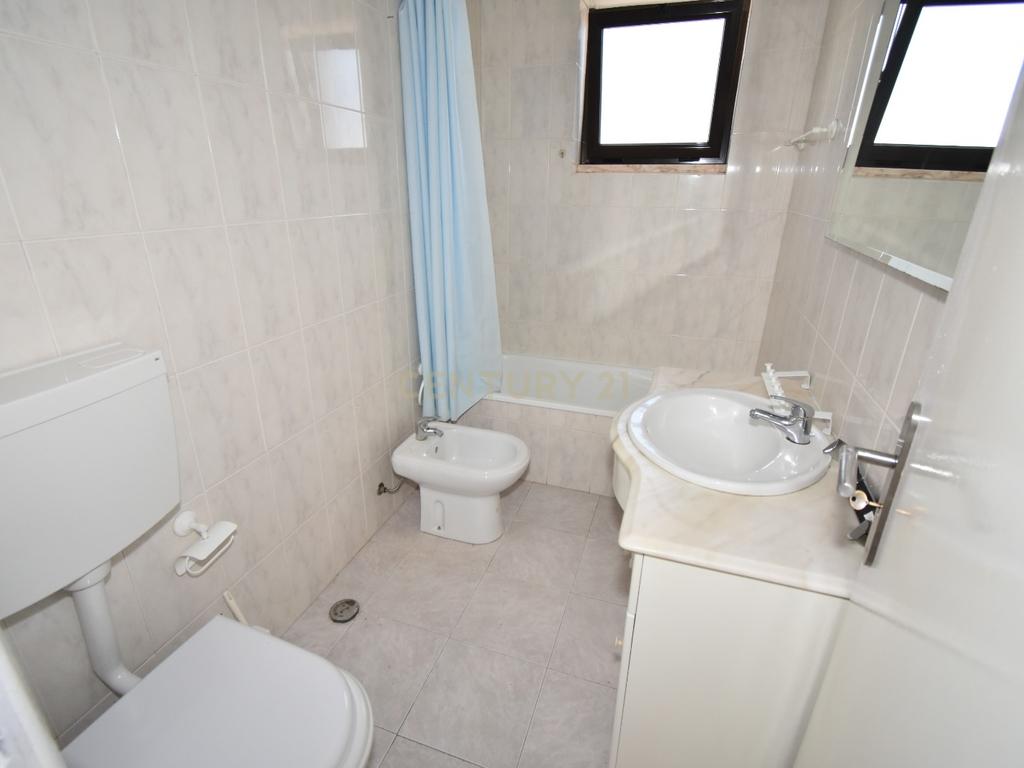 Apartamento T3 em Excelente Estado – Localização Central e Ótima Exposição Solar - Image 10