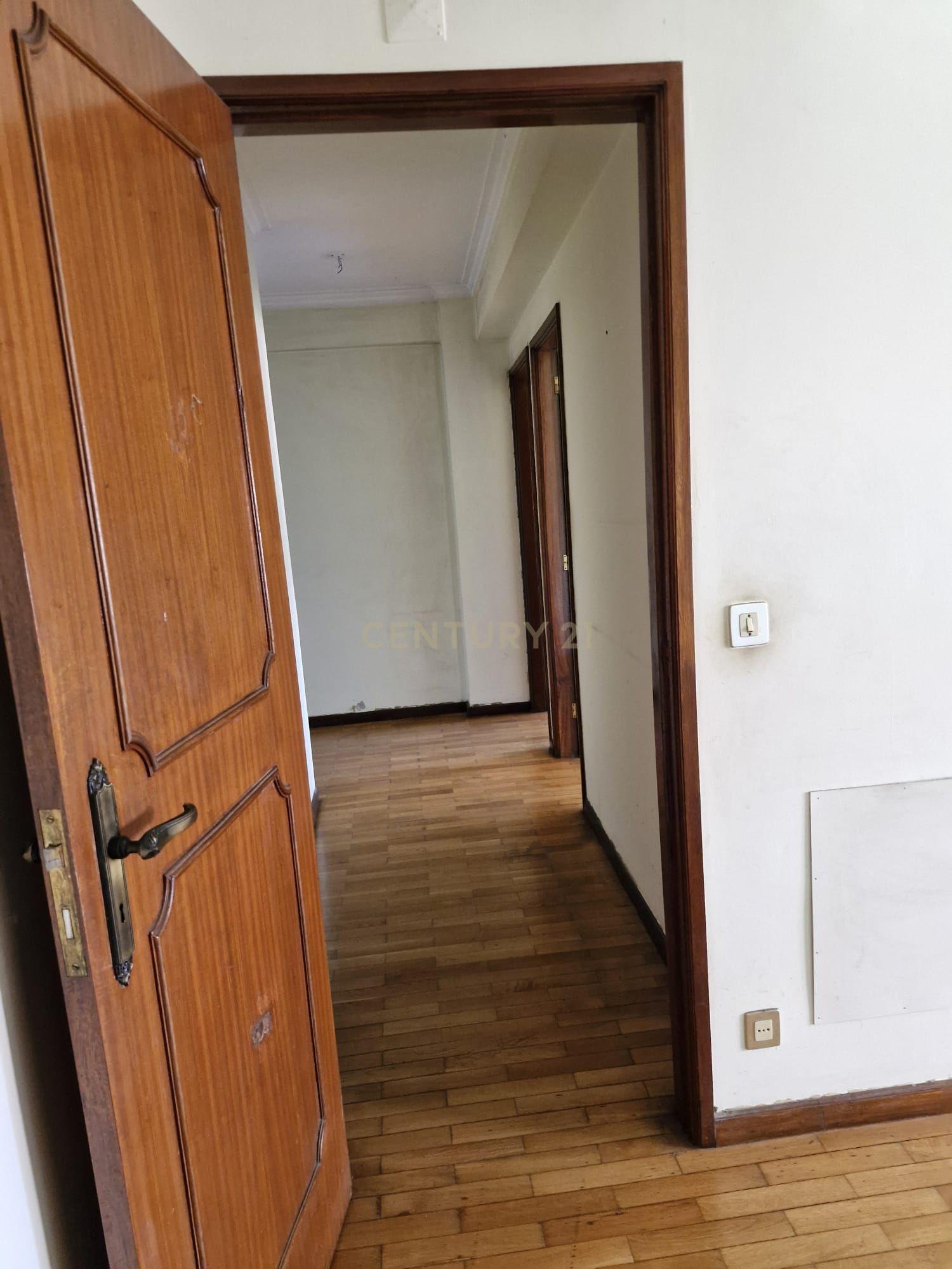 Apartamento T3 em Braga com Garagem e Elevador - Image 6