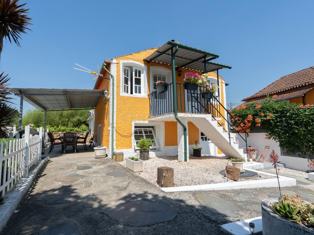 Moradia T7 tradicional em bom estado com varanda coberta, pátio, piscina, terraço coberta, vistas boas e jardim numa localização sossegada perto do centro de Arganil e o rio Alva - Image 18