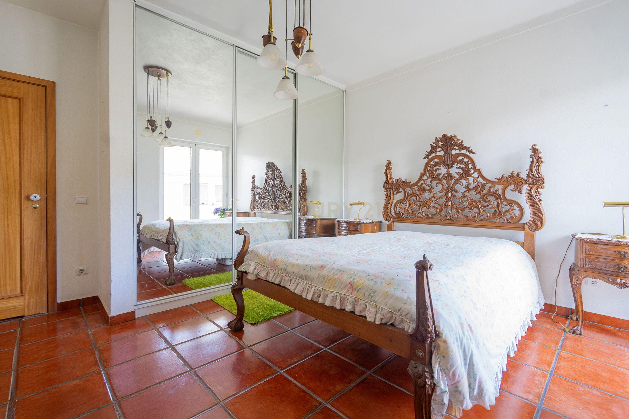 Moradia T5 com varanda coberta,terraço,piscina,jardim,poço,anexo e telheiro numa localização privilegada no centro de Lousã - Image 24