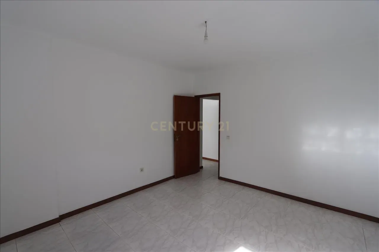 Apartamento T2 com Varanda, na Quinta do Conde - Image 25