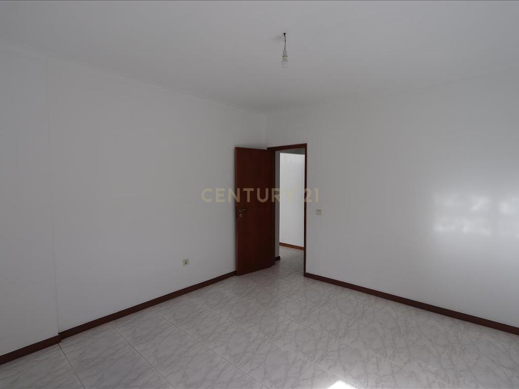 Apartamento T2 com Varanda, na Quinta do Conde - Image 25