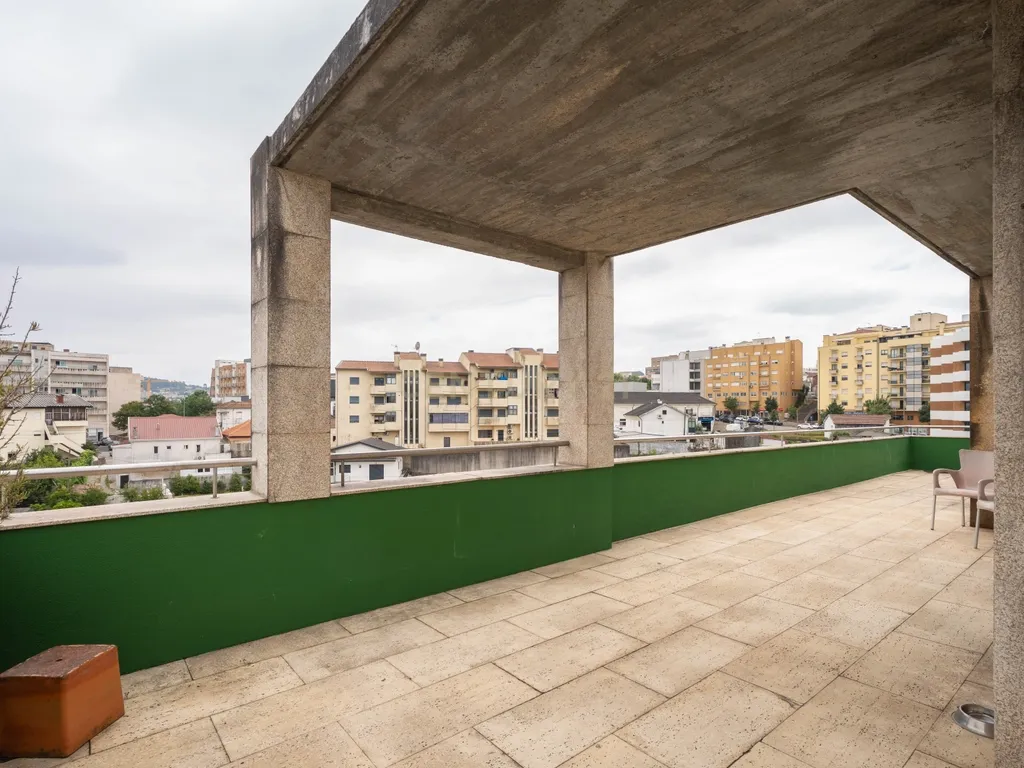 Penthouse Exclusiva T5 – Luxo, Conforto e Espaço em Pleno Coração da Cidade - Image 4
