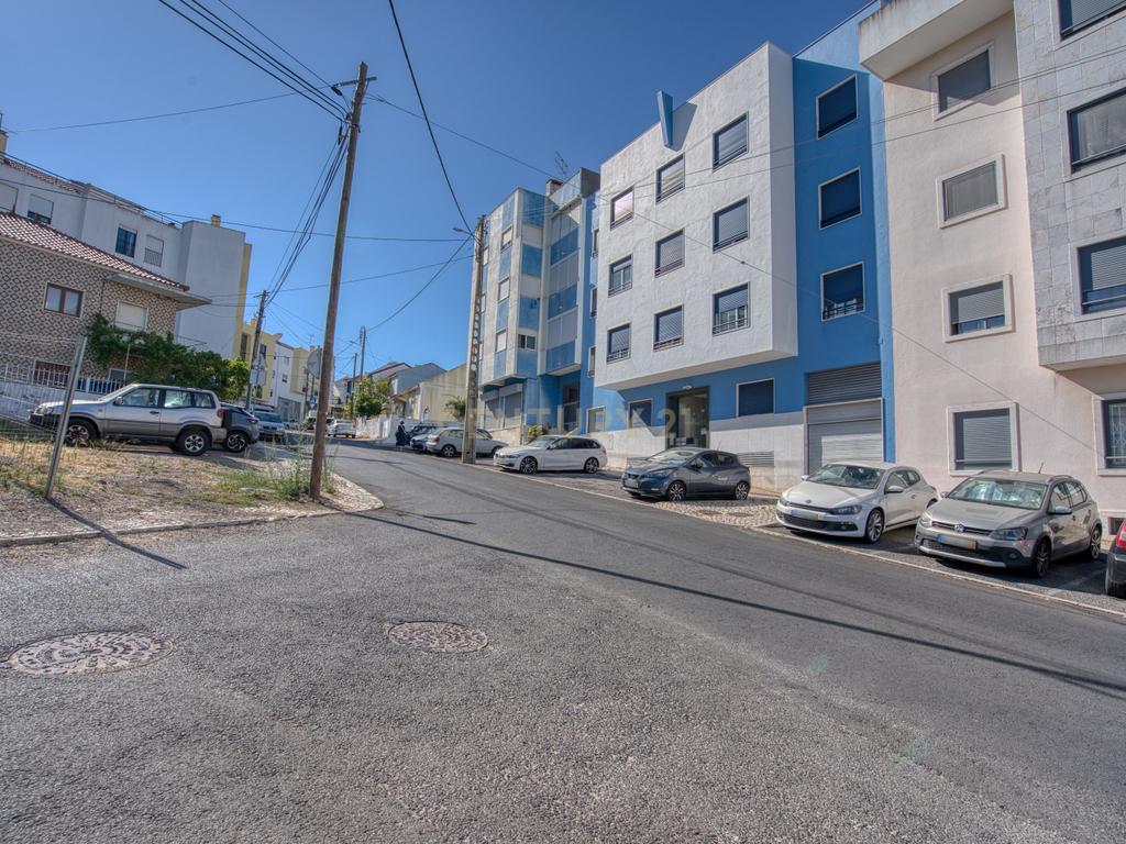 T2 com Box e Arrecadação – Ramada, Odivelas - Image 18