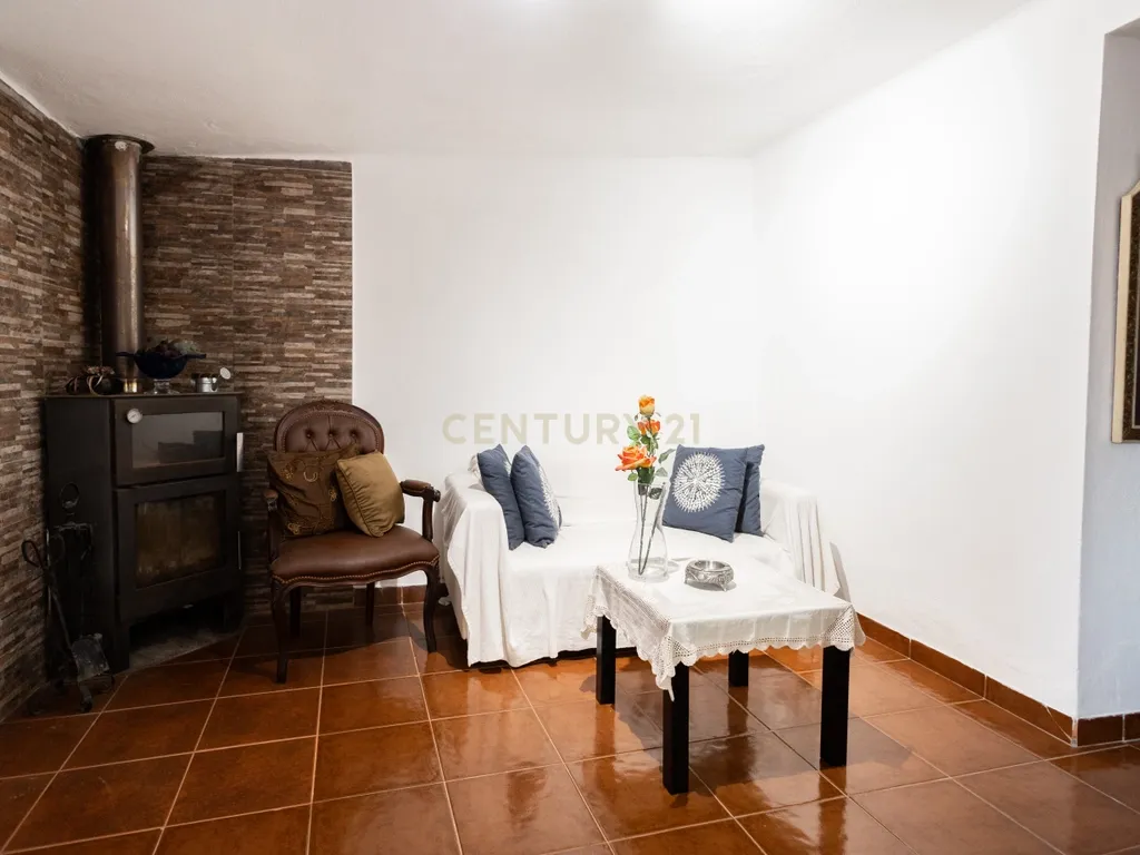 Moradia T5 com Terraço e Espaço Exterior - Image 11
