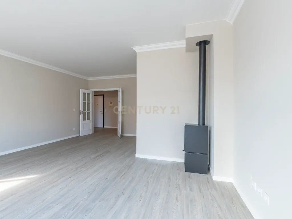 Apartamento Remodelado com Vista Mar na Ericeira, lugar de parqueamento - Image 9