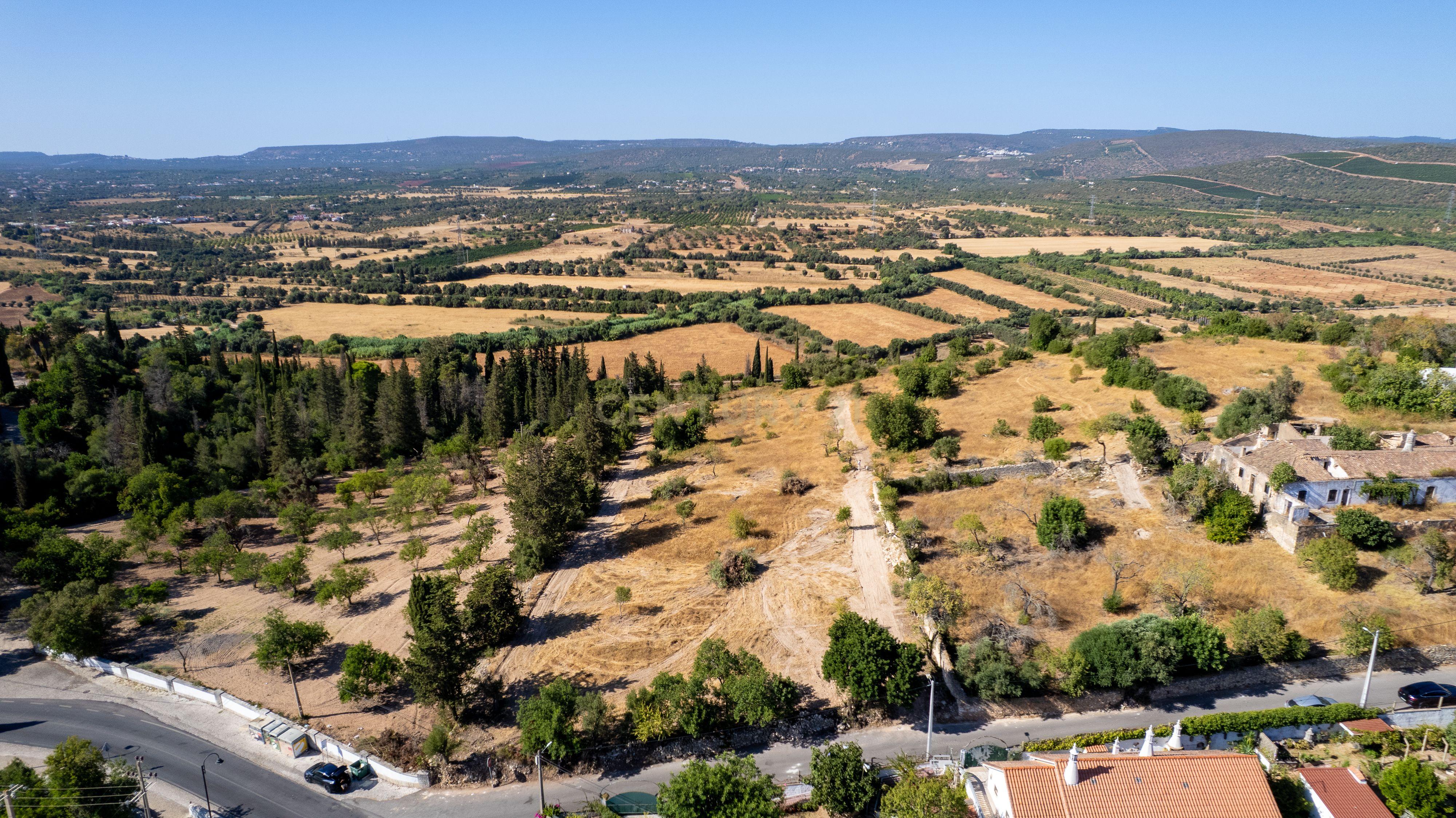 Fotografia 7 de Terreno urbanizável de 6.440 m² em Paderne – Elevado potencial de desenvolvimento