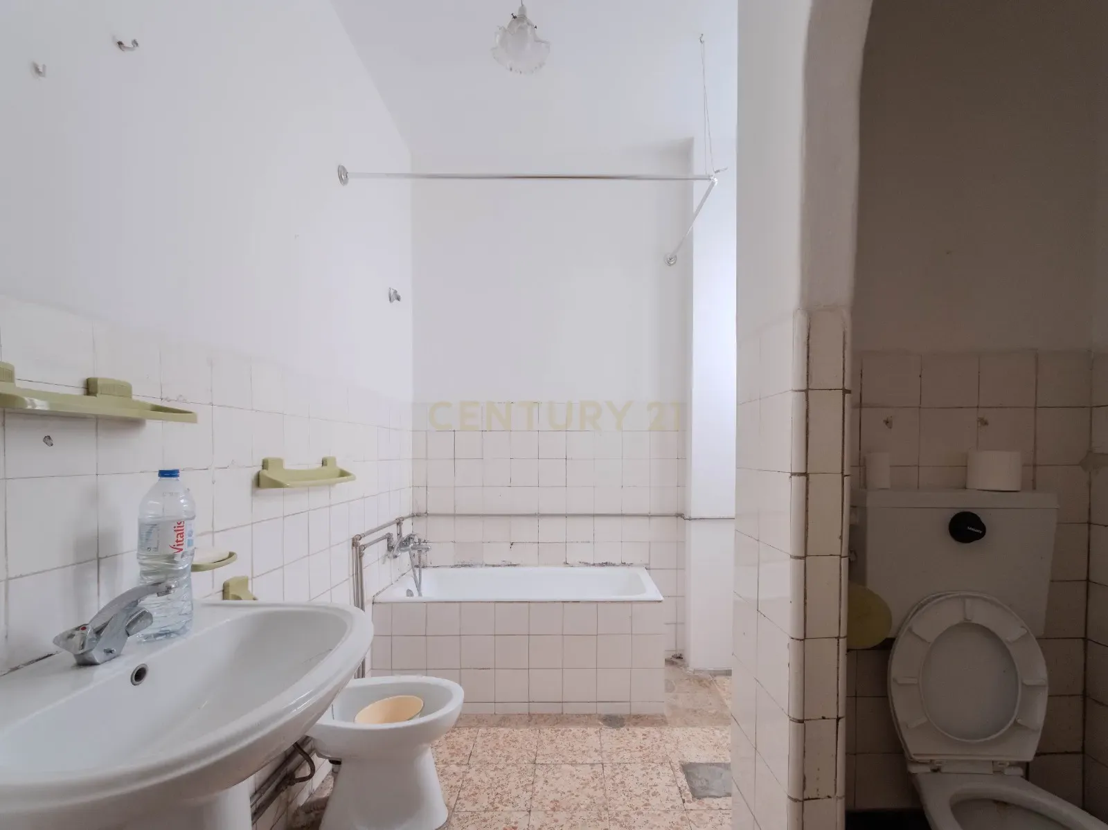 Fotografia 11 de Apartamento T3 para remodelar | Possibilidade de 2 T1 | Centro do Porto