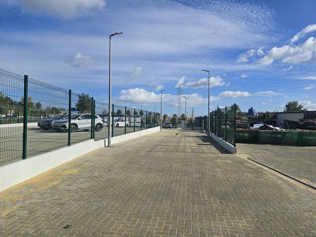 Cedência Espaço de terreno com uma área útil de 330 m² em Almada com Vista para a IC20 de Acesso Fácil - Image 2