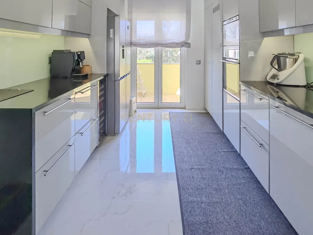 Luxuosa Moradia T3 em Gondomar com Vista Panorâmica e Piscina - Image 12