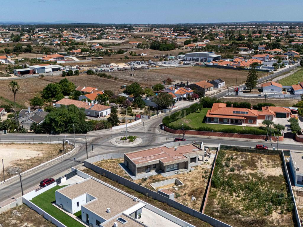 MORADIA T3 COM PISCINA E VISTA CAMPO - Image 26
