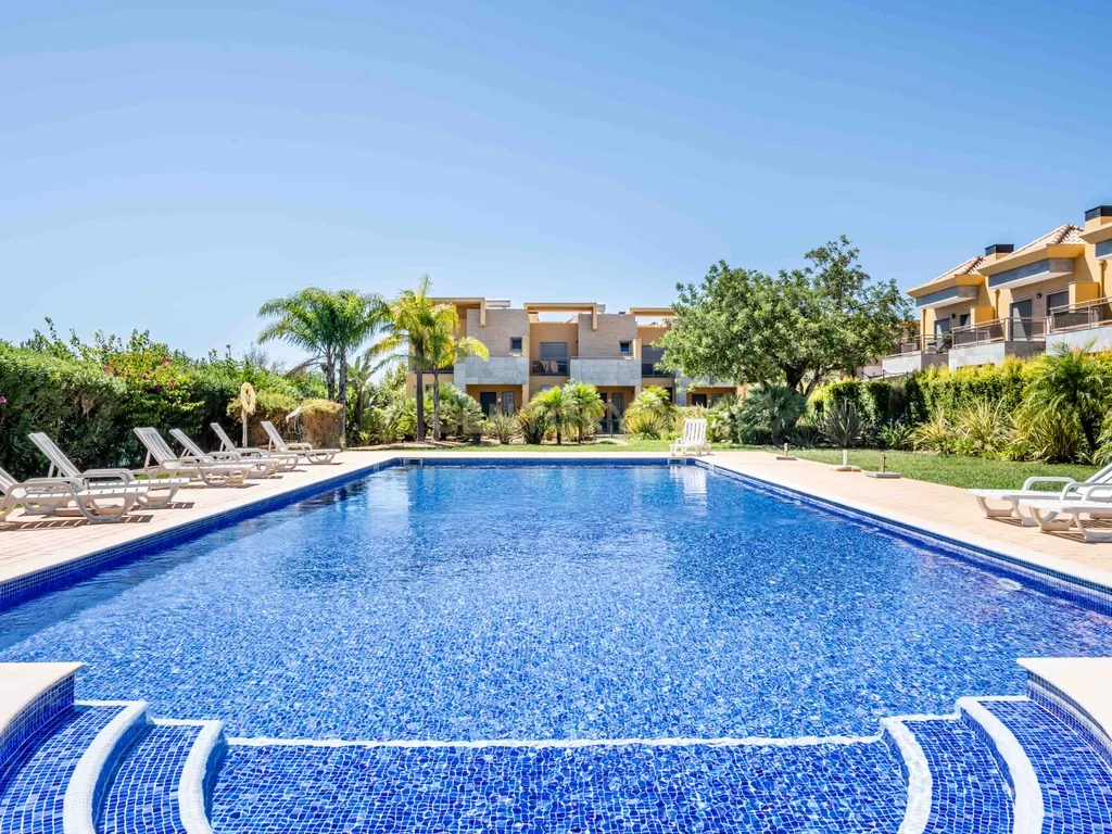 7 KM DAS PRAIAS DE ALBUFEIRA V3 COM JARDIM PRIVADO E PISCINA COMUM, GARAGEM EM BOX - Image 1