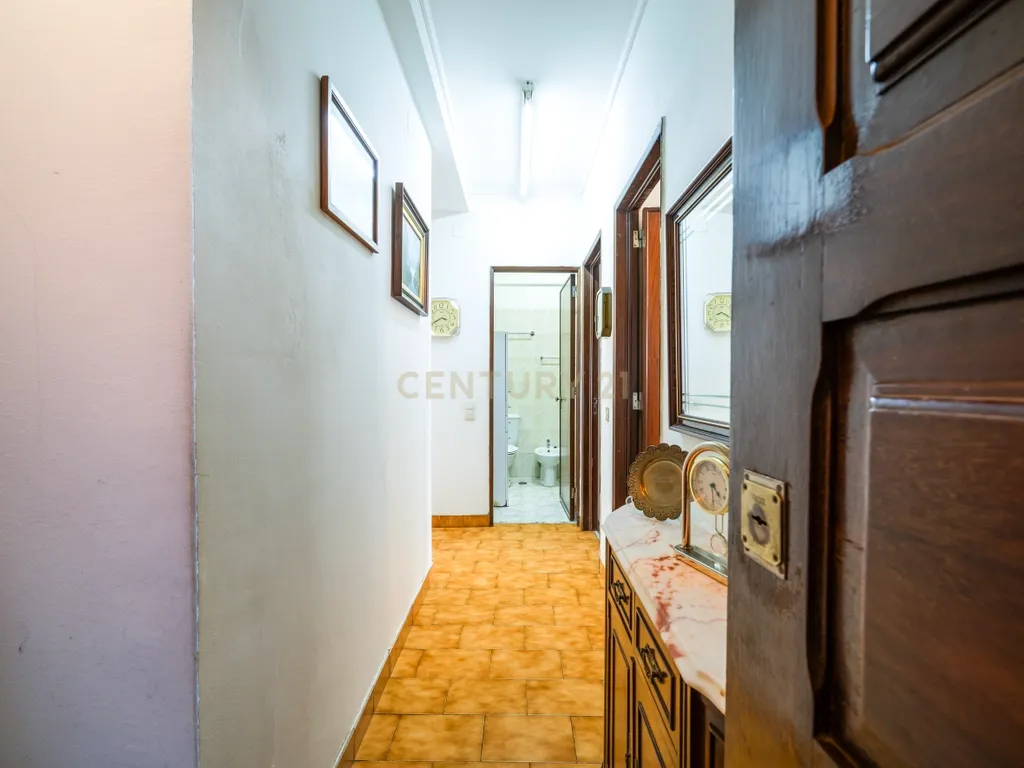 Apartamento T2 em Linda-a Velha - Excelente Localização com Garagem - Image 3