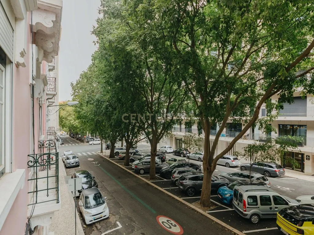 Apartamento Renovado em Avenidas Novas, Lisboa - Image 33