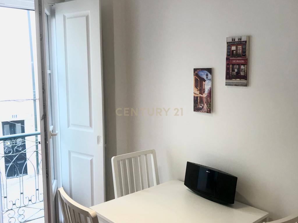T1 remodelado com varanda no coração de Alfama - Image 7