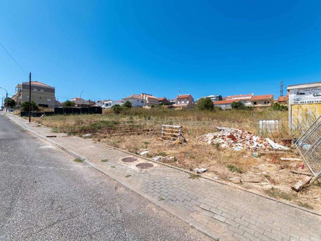 Terreno para construção de moradia T3 | 190 m² | Amadora - Image 2
