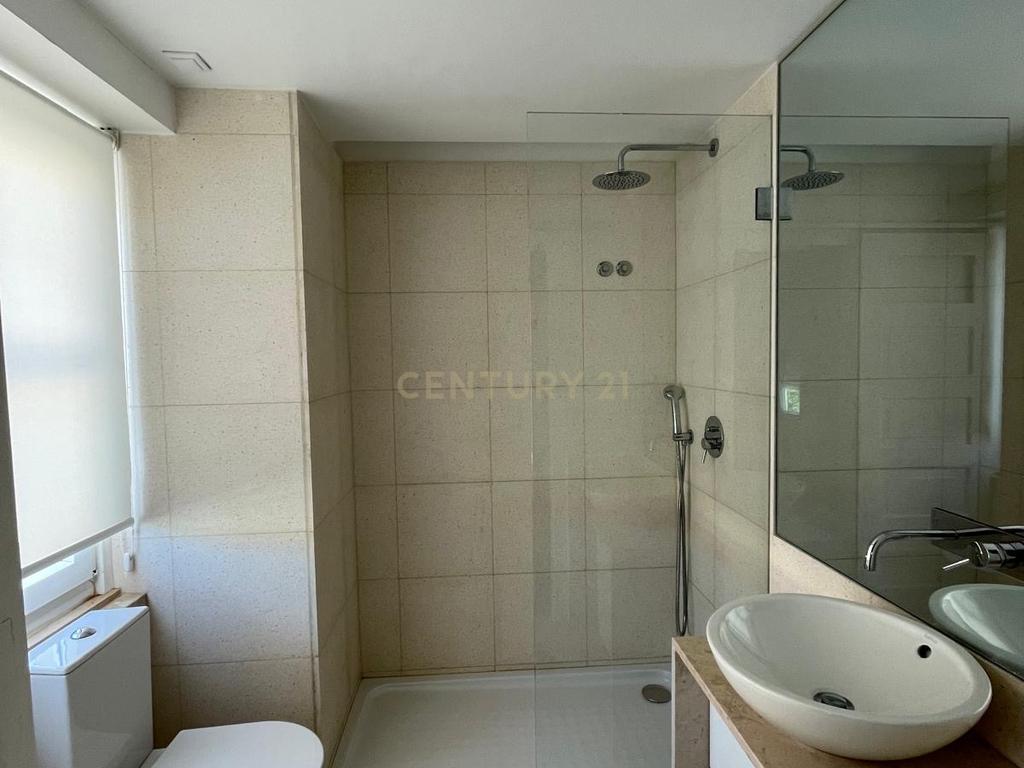 Apartamento T3 renovado para arrendamento na Avenida de Roma com elevador - Image 22