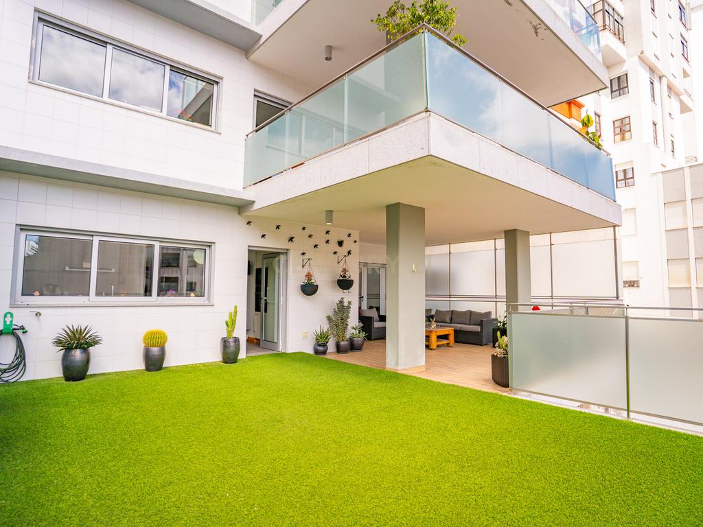 Apartamento T4 Premium com Terraço na Avenida da Independência - Image 1