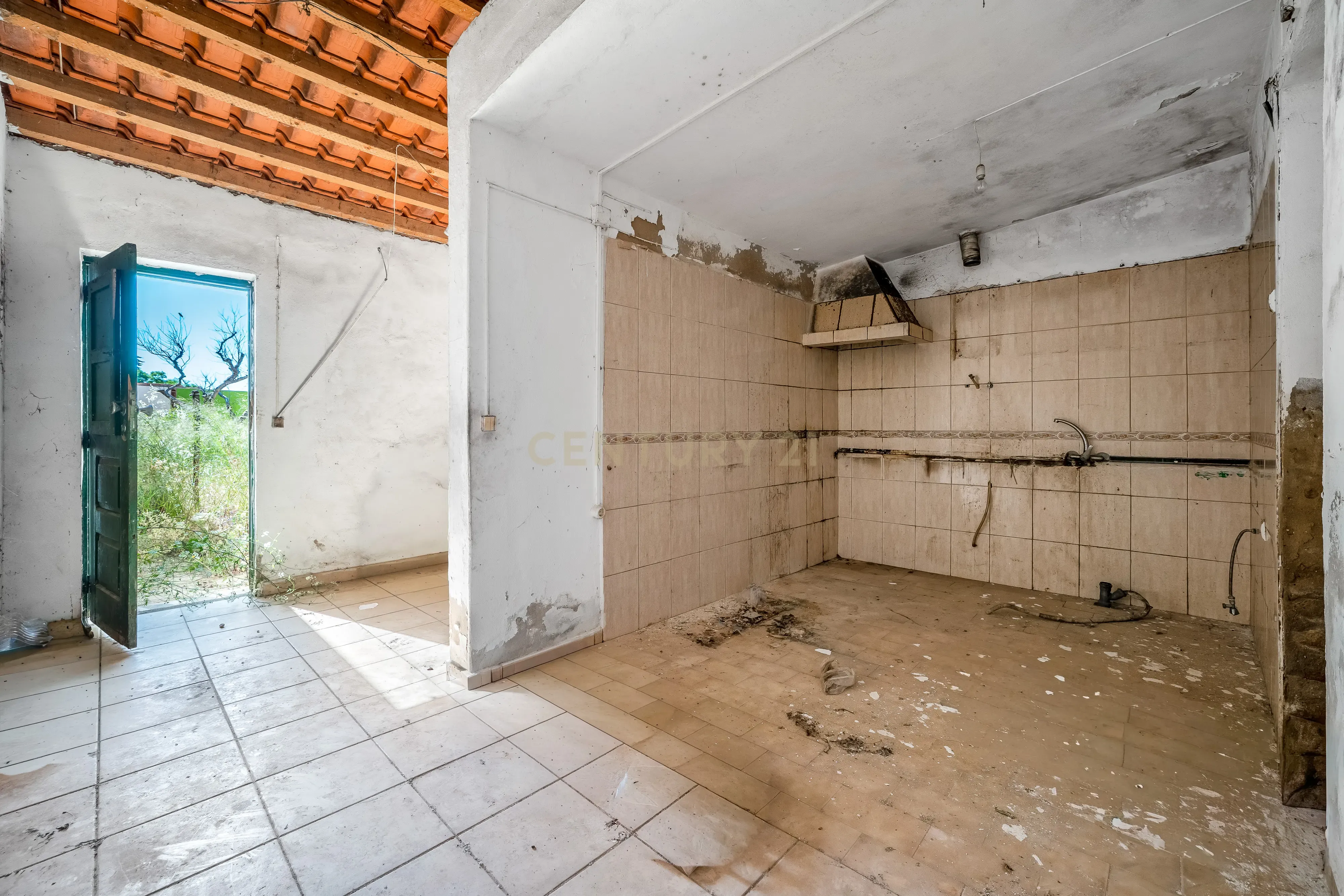 Fotografia 10 de Moradia inserida num terreno de 191 m2, anterior a 1951 e c/ Projeto Aprovado até 255 m2 de construção, no Centro do Algoz.