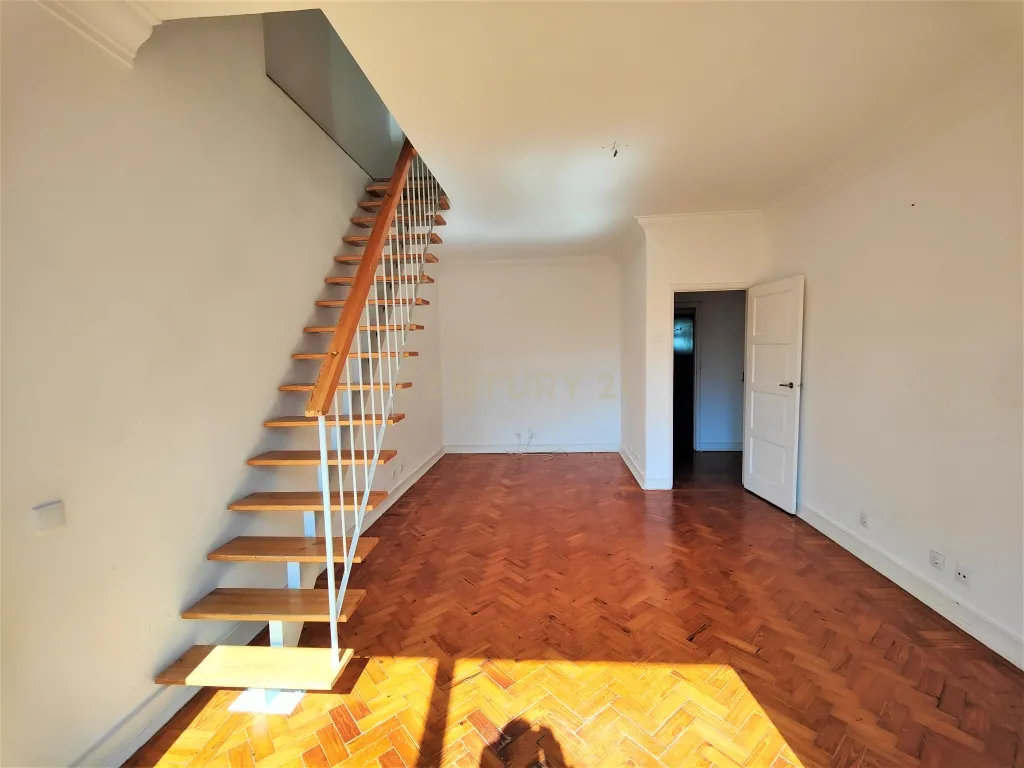 Apartamento T3+1 duplex com vista desafogada e muita luz Natural á Praça de Londres - Image 2