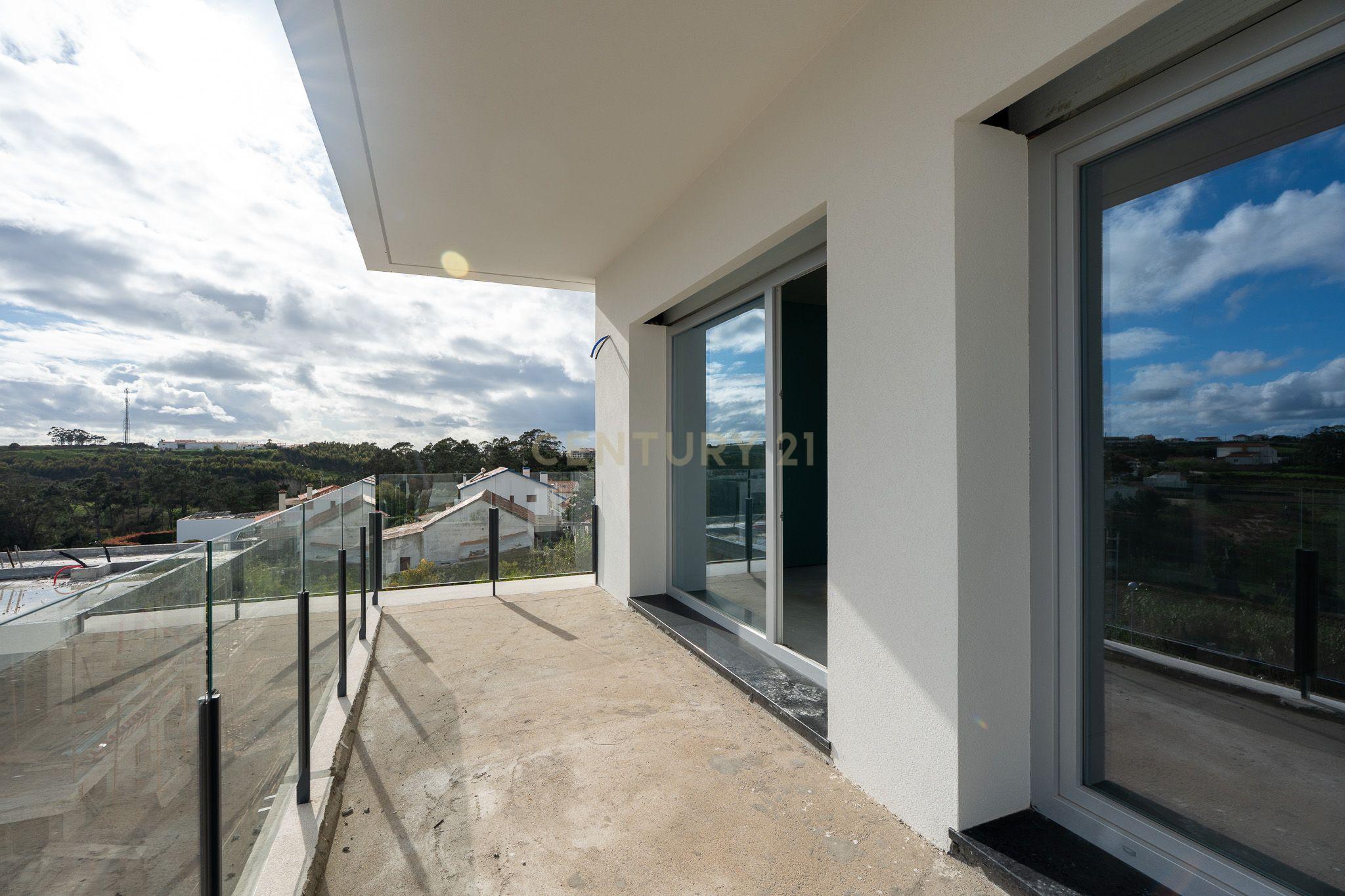 Moradia T3 de Arquitetura Moderna na Ericeira - Image 17